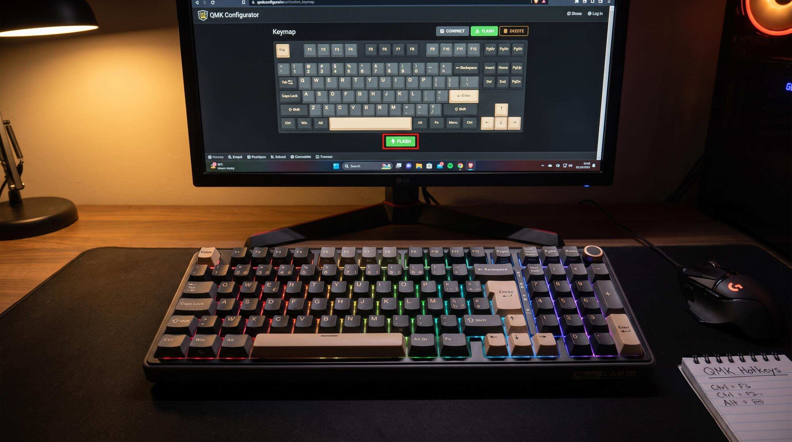 QMK-Firmware Einsteiger Guide mit Royal Kludge Tastatur auf modernem Gaming-Schreibtisch